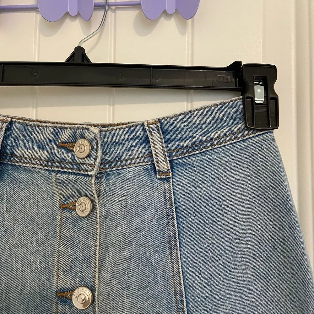 H&M Divided women’s button up light‎ wash denim miniskirt — size 2 - Picture 2 of 7
